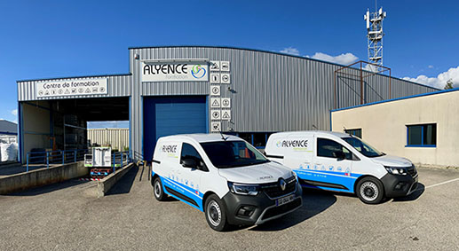 photo du centre de formation Alyence Lyon Saint Bonnet de Mure et ses camionnettes