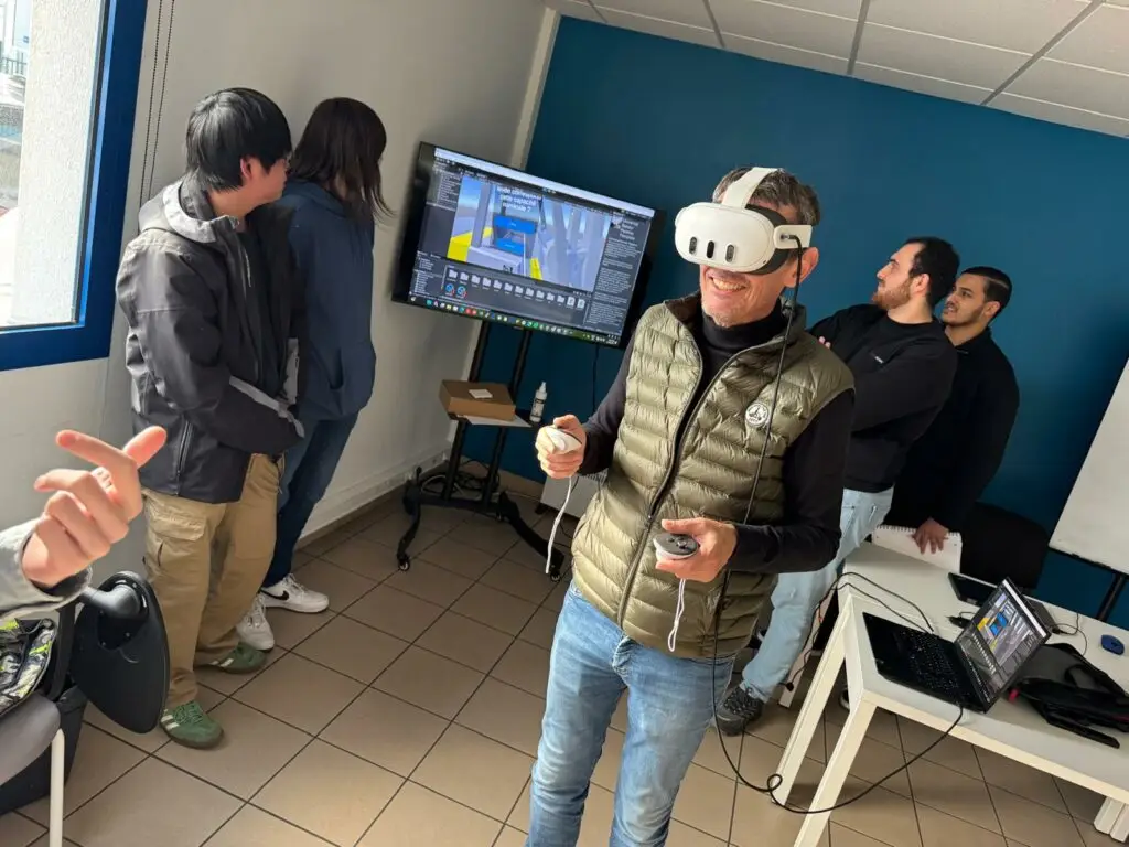 Photo d'un de nos formateur pendant la conception de notre nouvel outil en VR