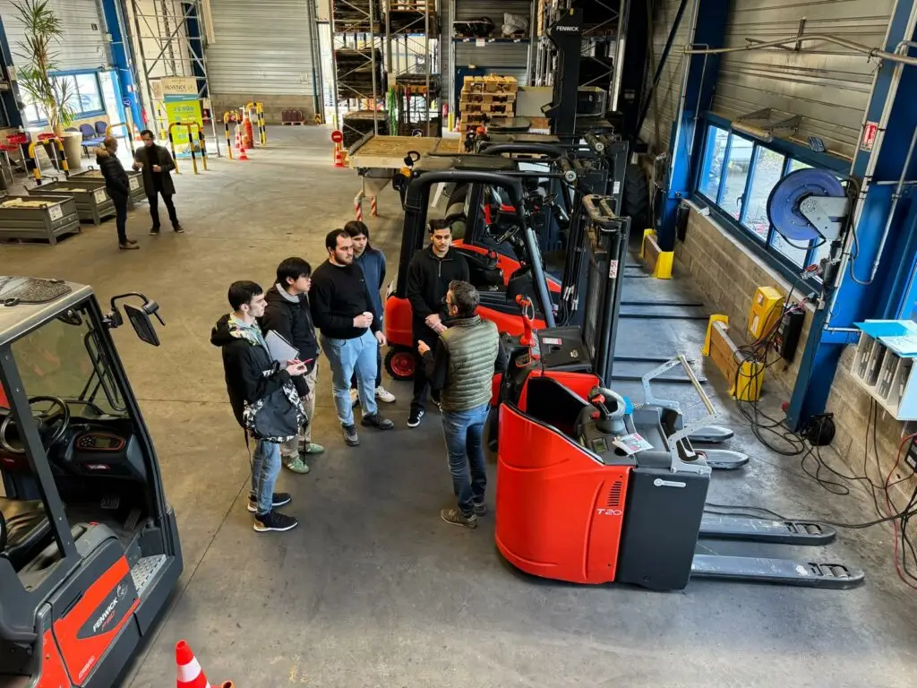 photo des étudiants de BTS CIEL IR en immersion dans l'entrepot d'Alyence